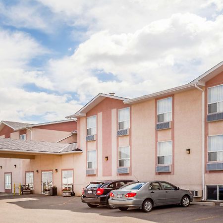 Super 8 By Wyndham Pincher Creek Ab Esterno foto