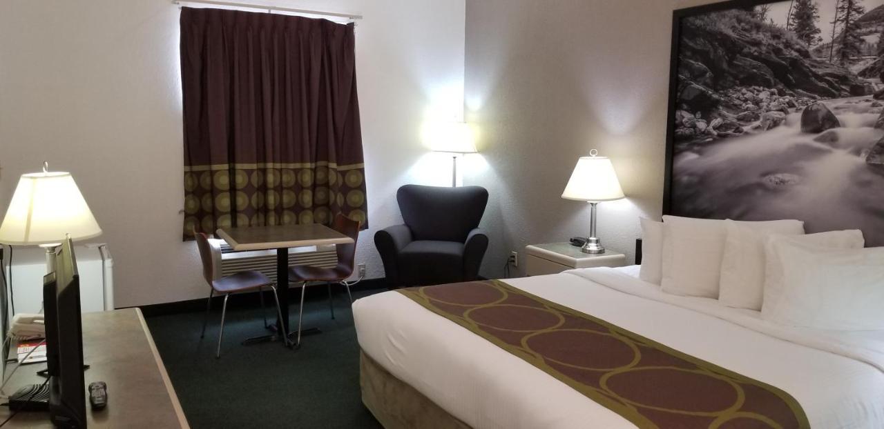 Super 8 By Wyndham Pincher Creek Ab Esterno foto