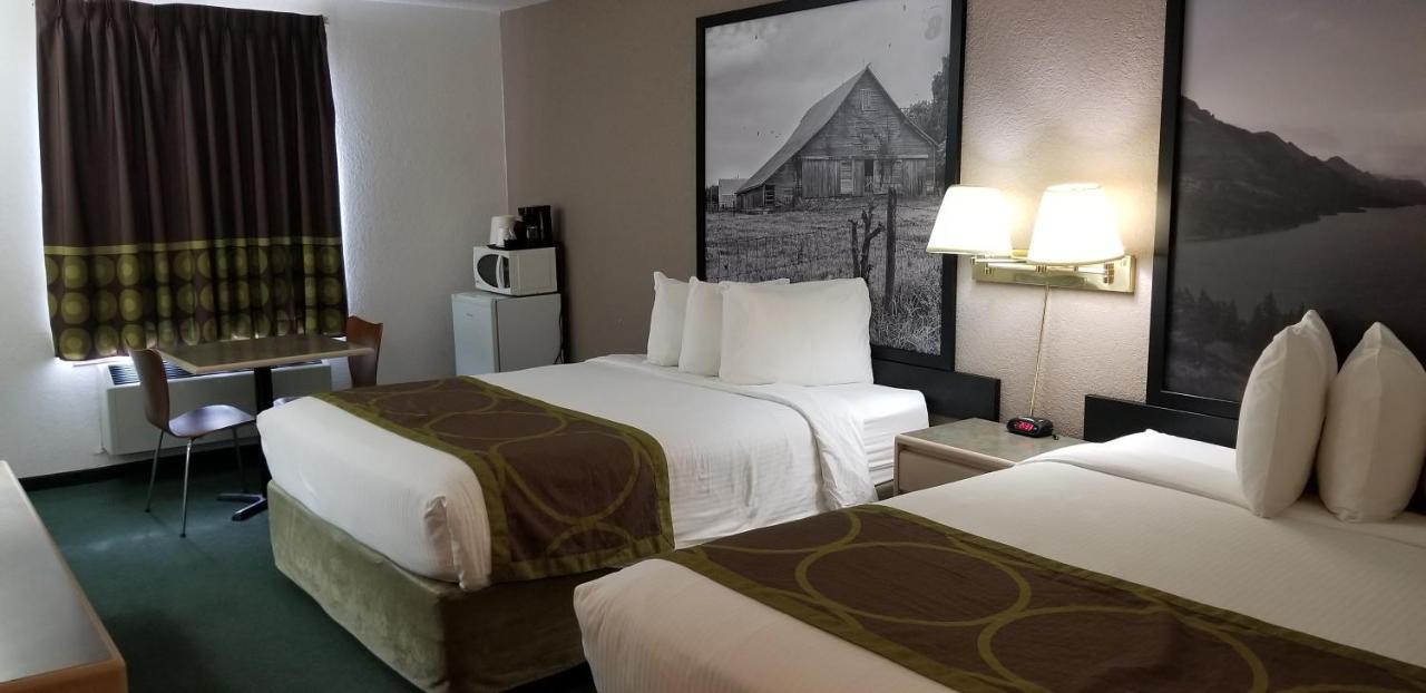 Super 8 By Wyndham Pincher Creek Ab Esterno foto