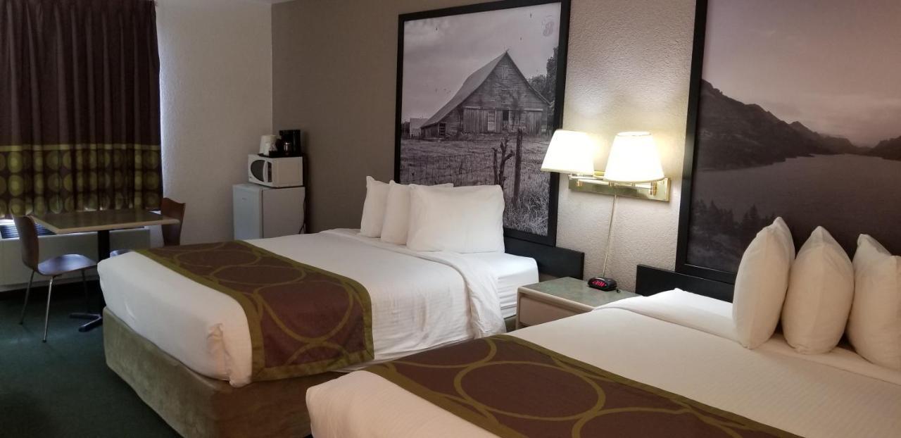 Super 8 By Wyndham Pincher Creek Ab Esterno foto