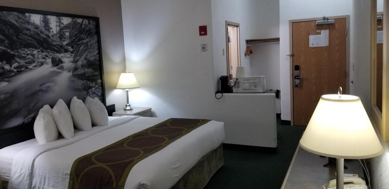 Super 8 By Wyndham Pincher Creek Ab Esterno foto