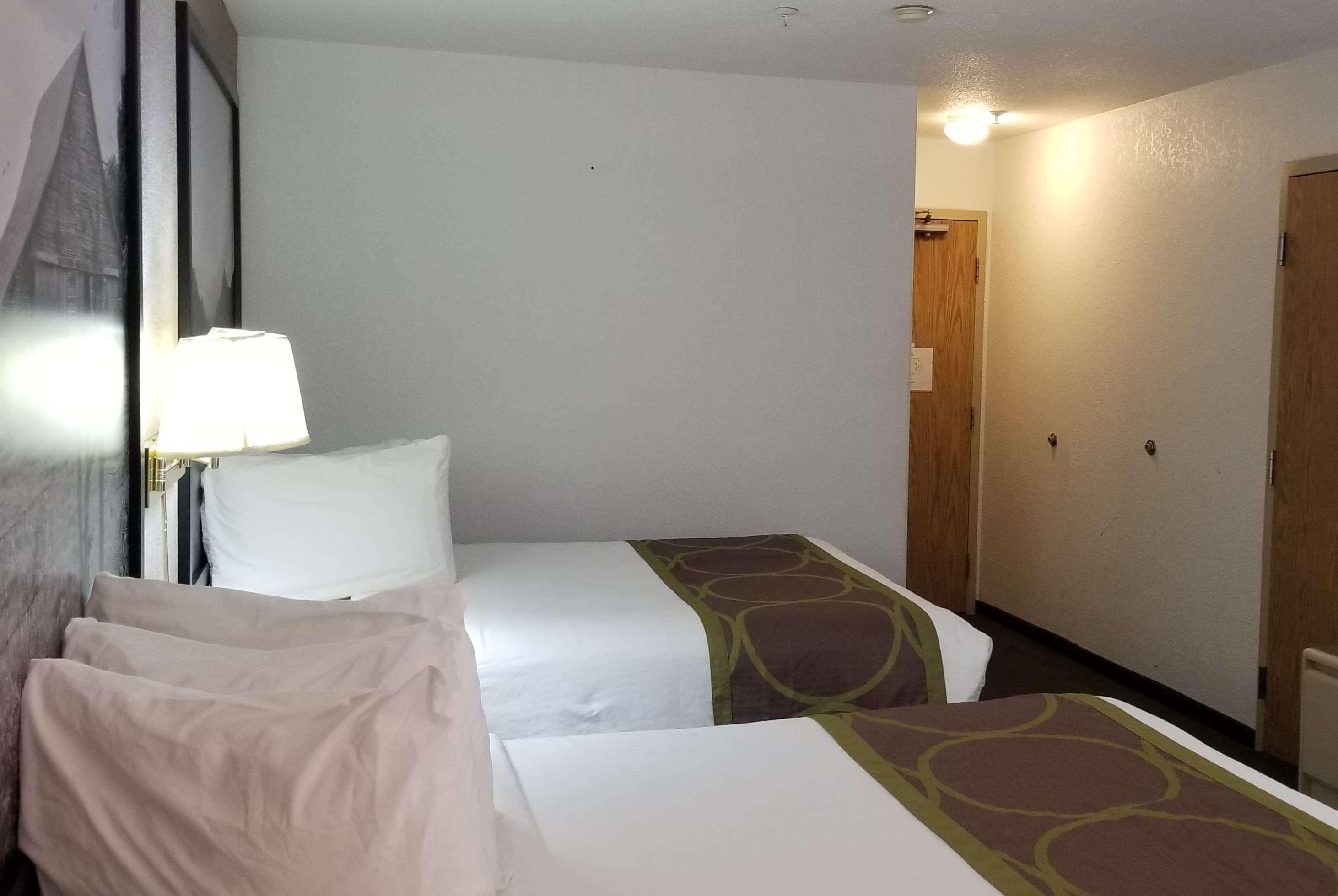 Super 8 By Wyndham Pincher Creek Ab Esterno foto