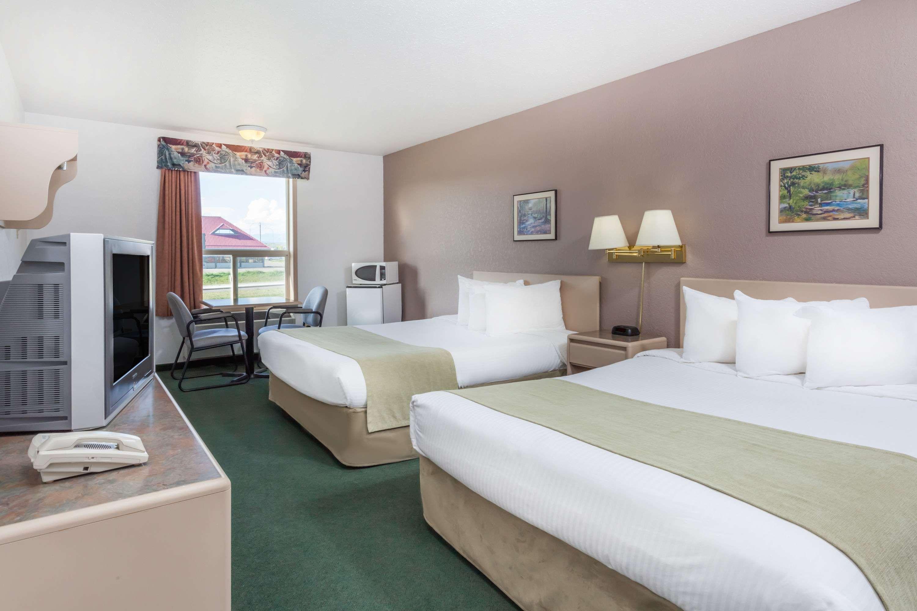Super 8 By Wyndham Pincher Creek Ab Esterno foto