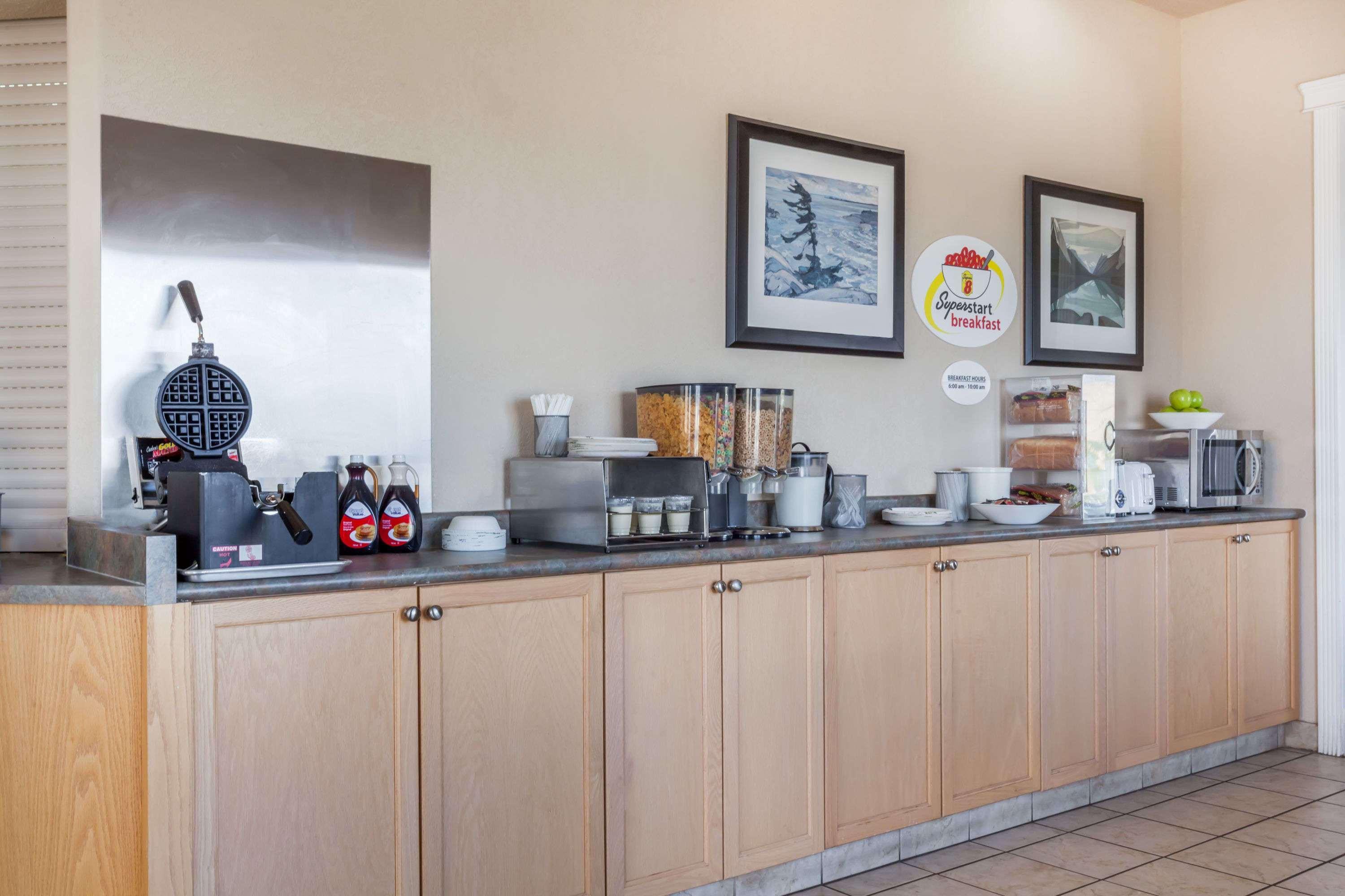 Super 8 By Wyndham Pincher Creek Ab Esterno foto