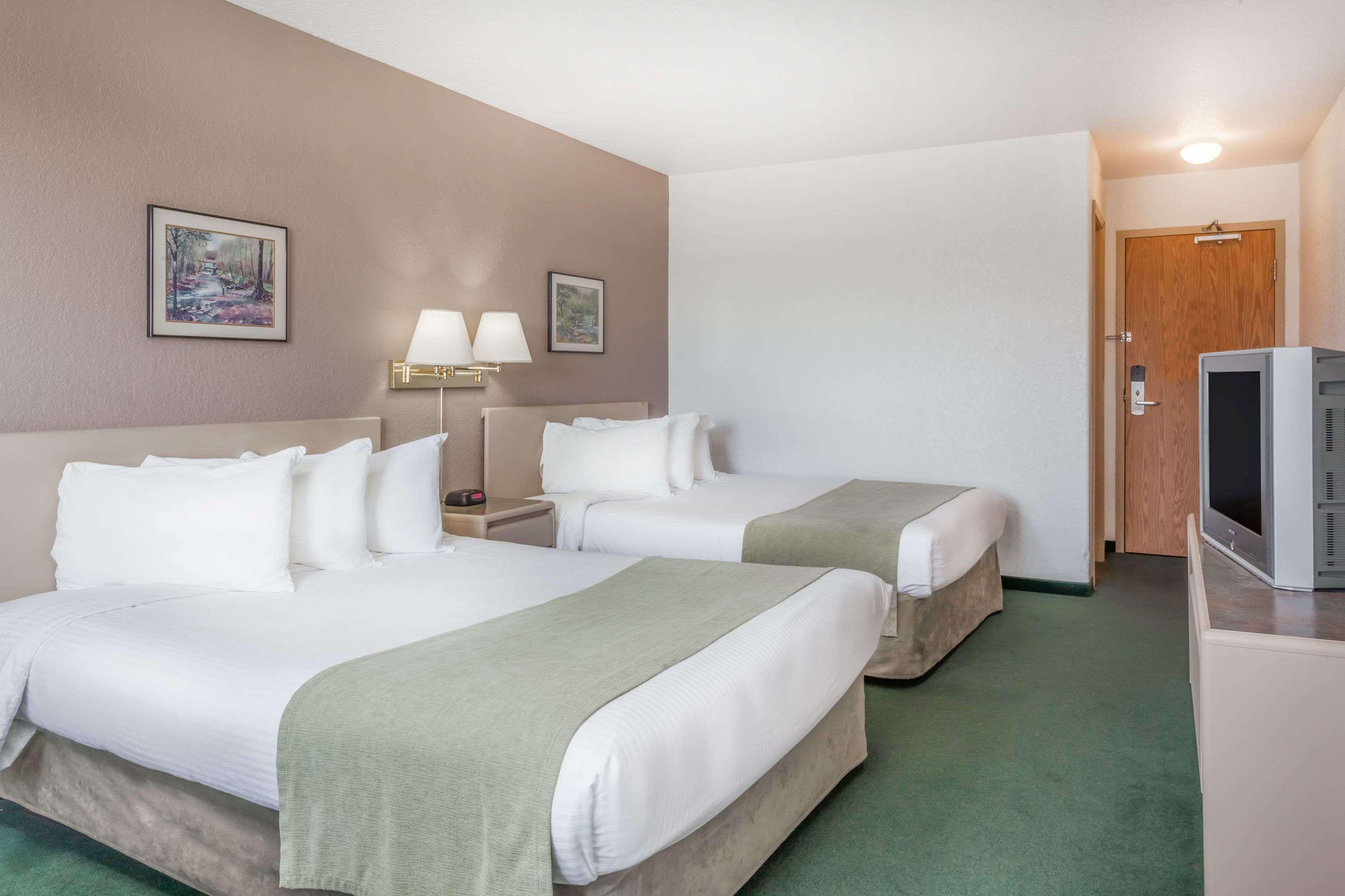 Super 8 By Wyndham Pincher Creek Ab Esterno foto
