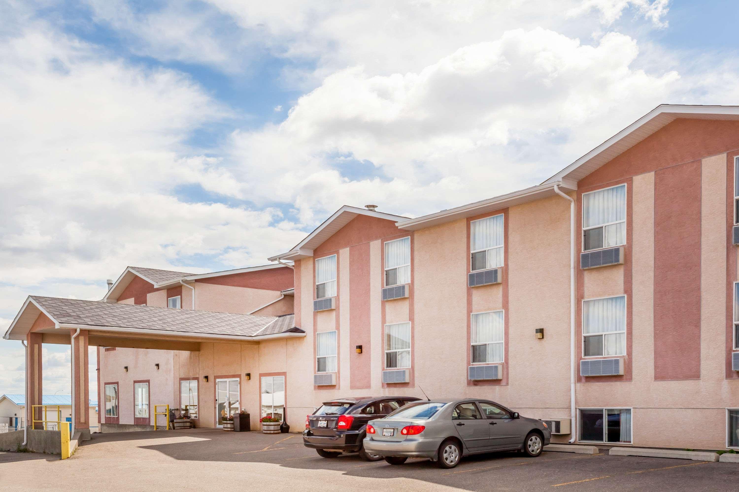 Super 8 By Wyndham Pincher Creek Ab Esterno foto