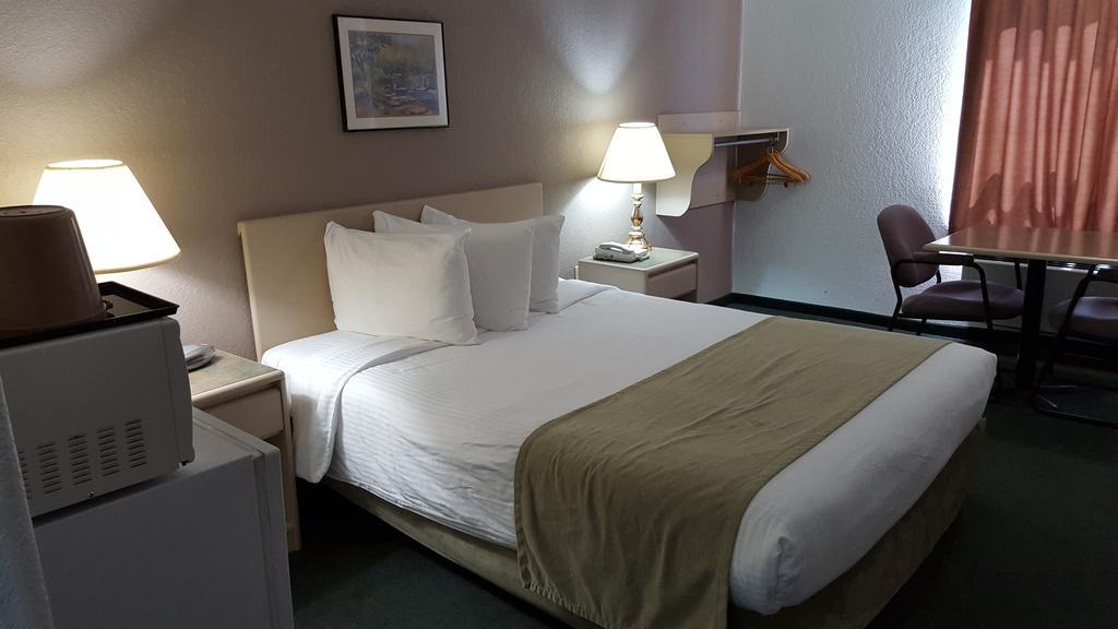 Super 8 By Wyndham Pincher Creek Ab Esterno foto
