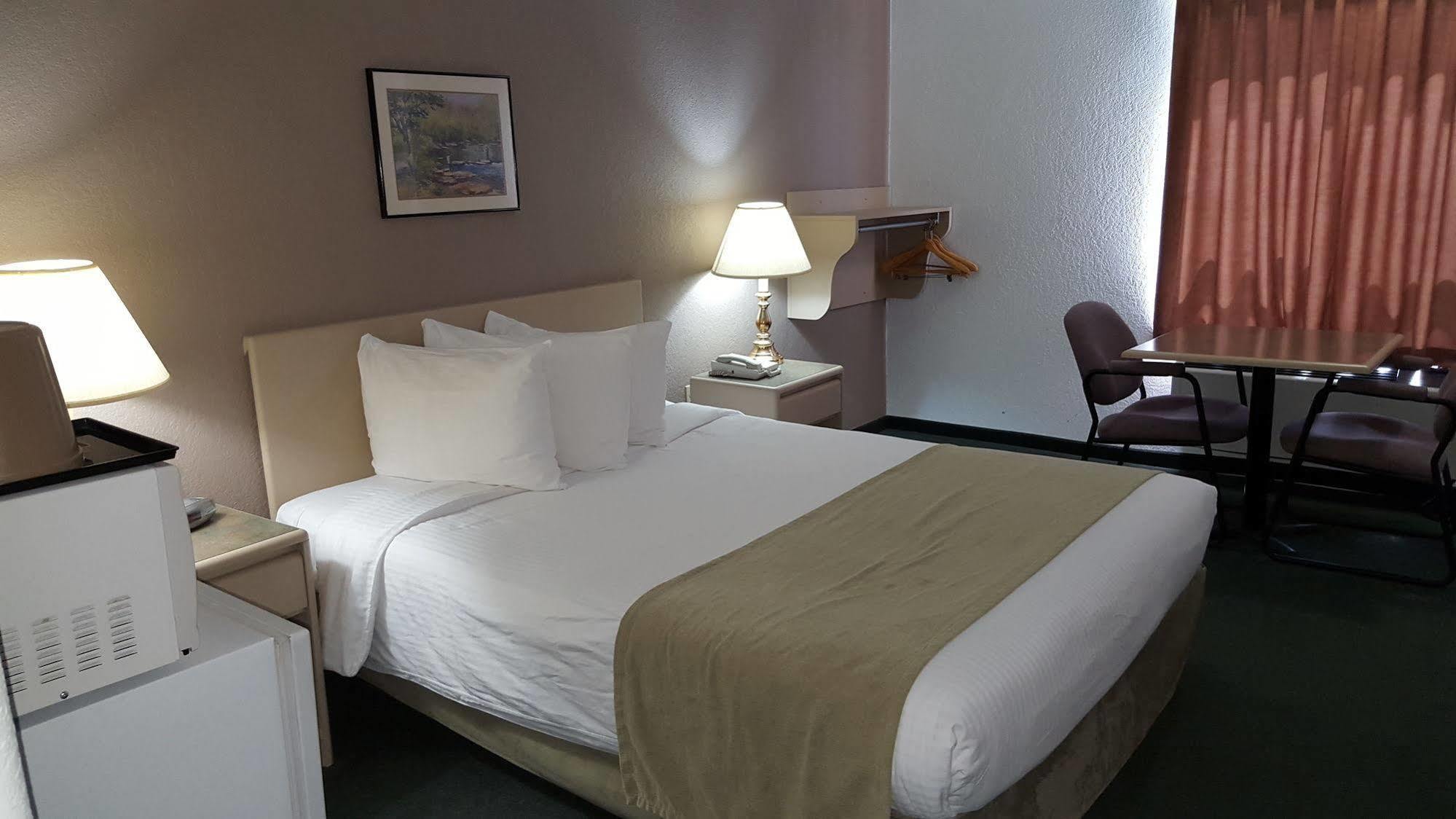 Super 8 By Wyndham Pincher Creek Ab Esterno foto