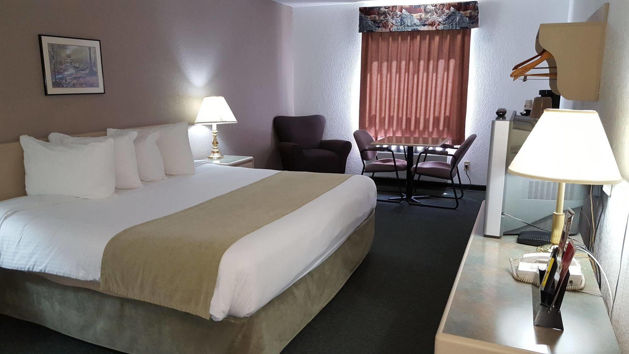 Super 8 By Wyndham Pincher Creek Ab Esterno foto