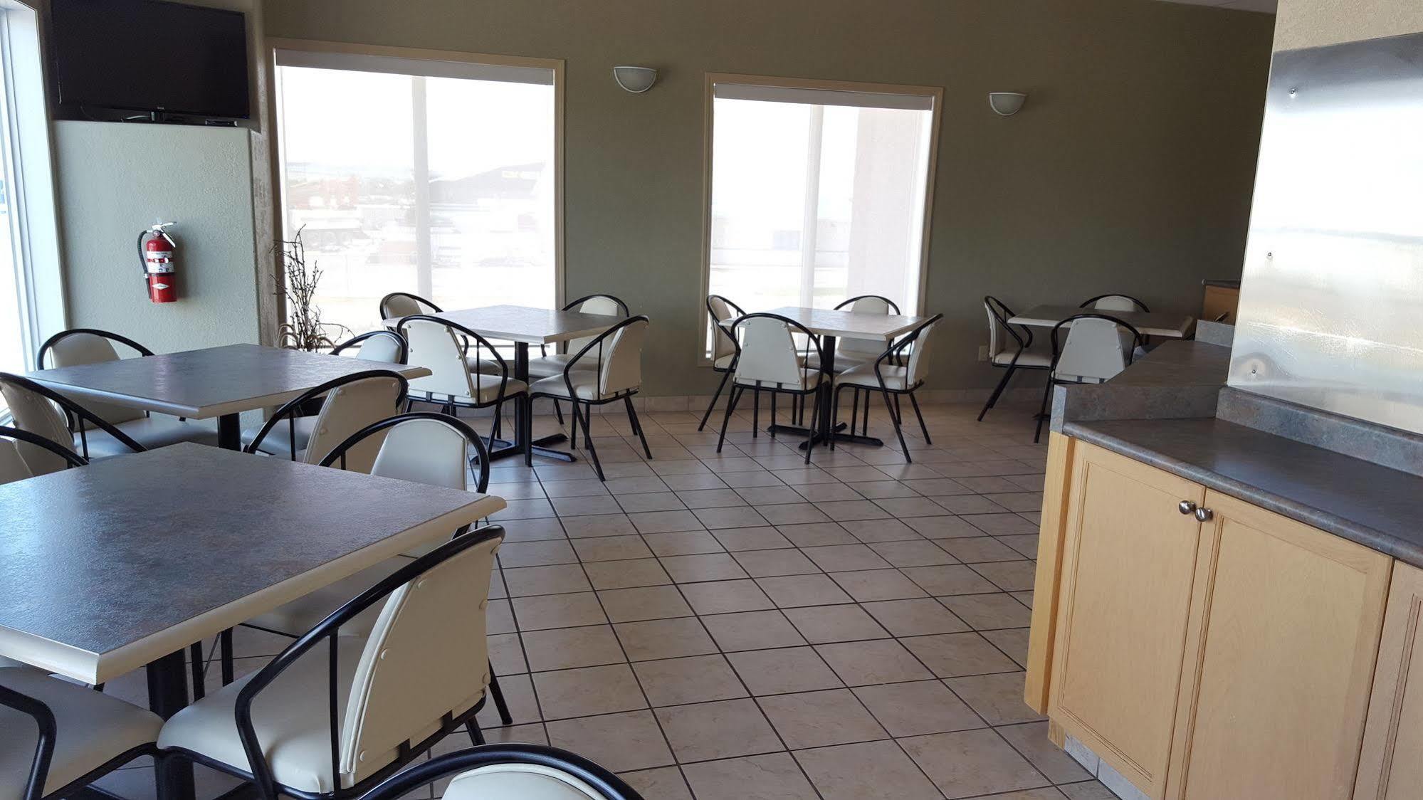 Super 8 By Wyndham Pincher Creek Ab Esterno foto