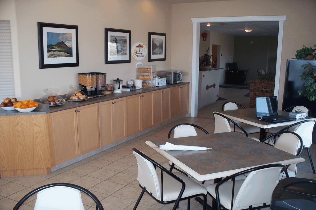 Super 8 By Wyndham Pincher Creek Ab Esterno foto