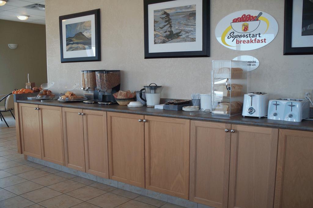 Super 8 By Wyndham Pincher Creek Ab Esterno foto